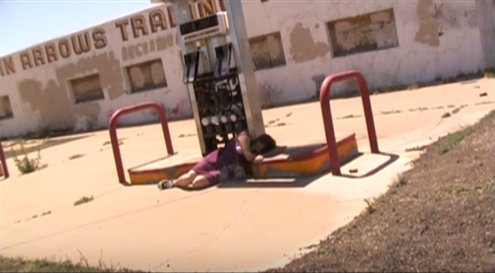 Screenshot of the Twin Arrows gas station from Borderline.