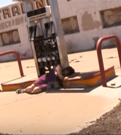 Screenshot of the Twin Arrows gas station from Borderline.